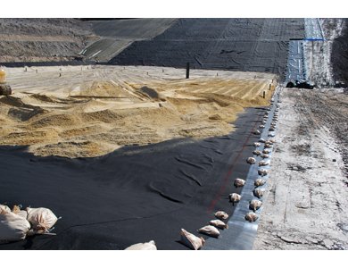 Robust Geotextile protecting a landfill basal membrane